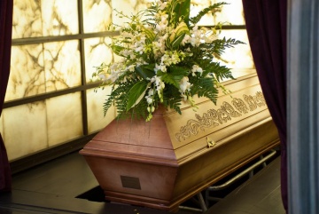 Wybór trumny do spopielenia: materiały, konstrukcja i wymogi techniczne