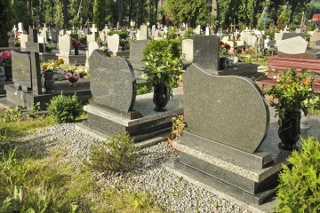 Groby na cmentarzu