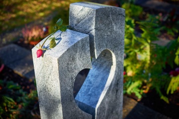 Nagrobek z różą - Cmentarz Komunalny Kraków
