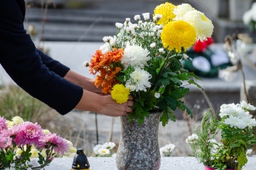 Wazon z kwiatami na grobie - Cmentarz Komunalny w Krakowie